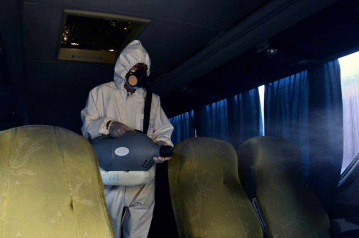Las empresas dedicadas al transporte de personas realizan la sanitización de sus unidades para asegurar viajes sin riesgo de Covid-19.