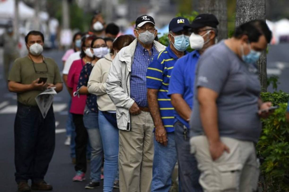 La presidenta del Tribunal Supremo Electoral (TSE), Dora Martínez, dijo en cadena de radio y televisión que los delegados de esa entidad estaban preparados 'para recibir y facilitar el ejercicio del sufragio a los millones de electores'. Foto AFP