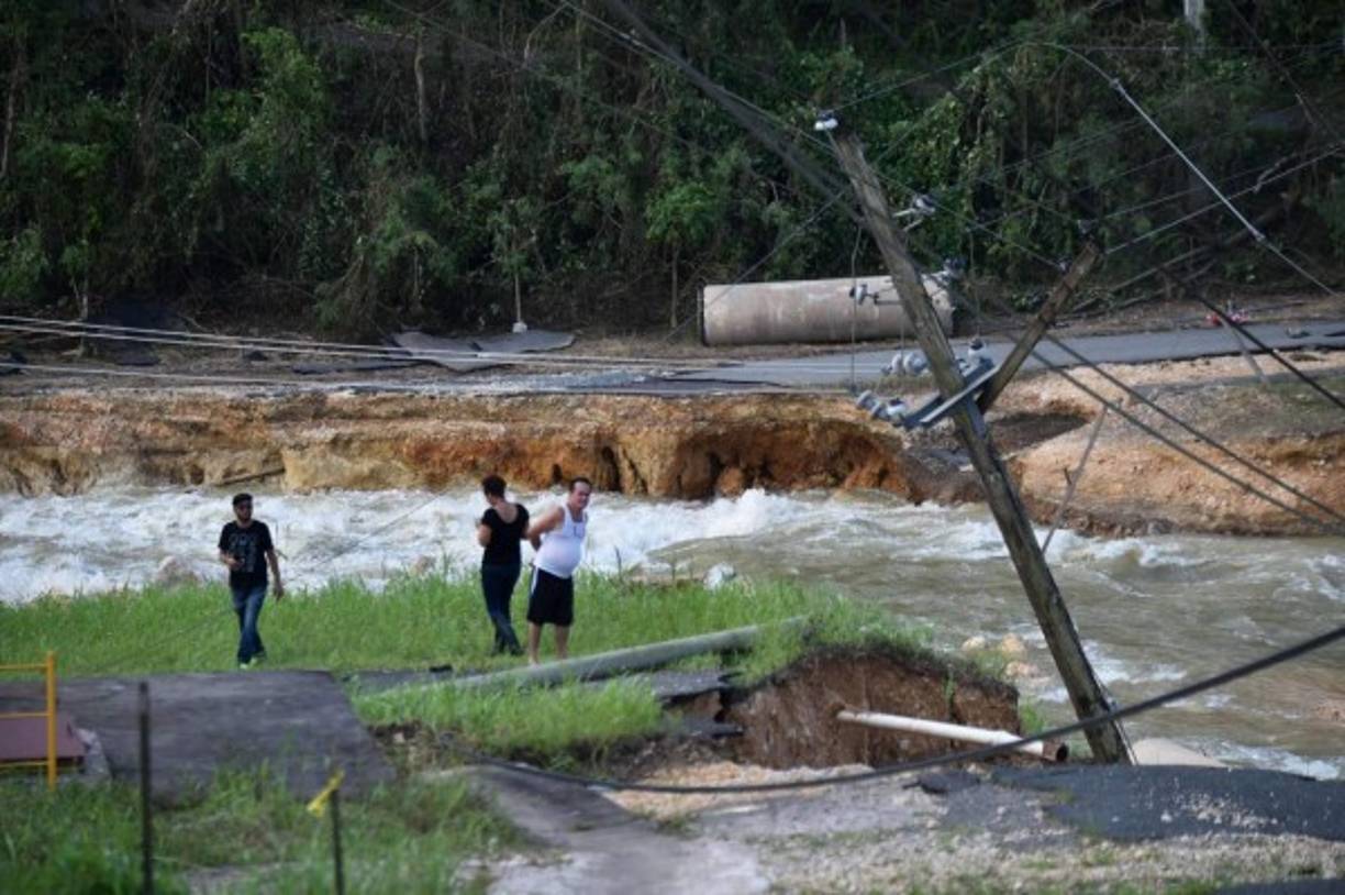 El magnate, que desde el viernes pasado ha estado inmerso en una controversia con los jugadores de la NFL, a quienes exige respeto al himno y la bandera de EUA, finalmente se pronunció sobre la crisis en Puerto Rico, recordando que la isla le debe millones de dólares a Wall Street.