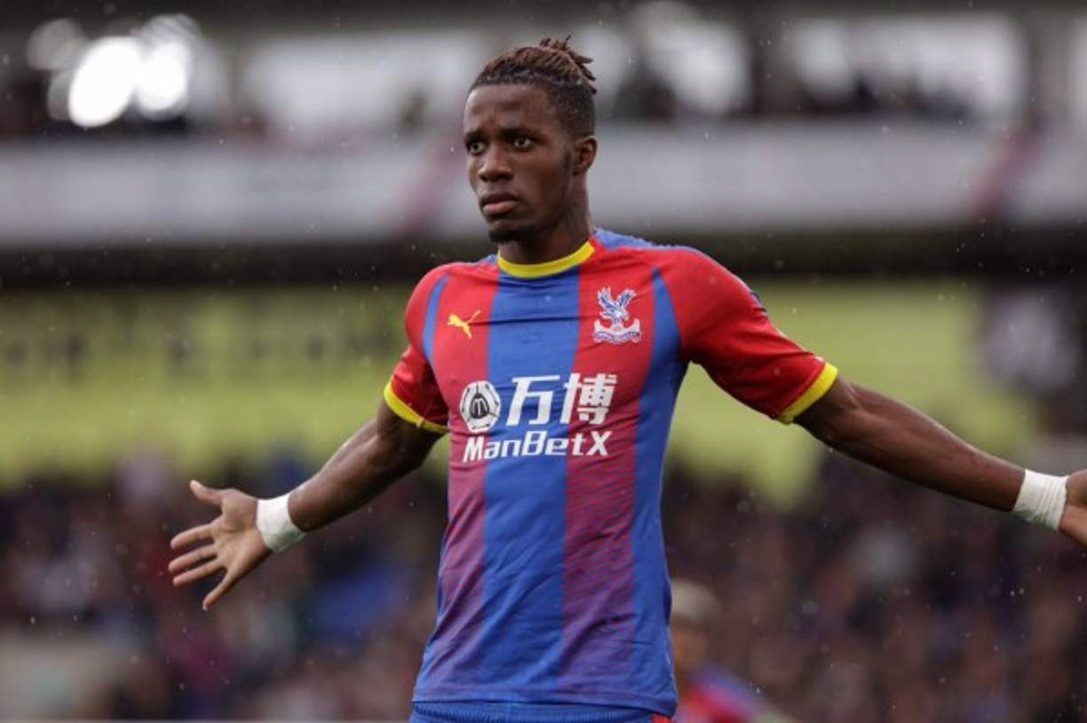 Wilfried Zaha ha recibido una oferta gigante de 44 millones de dólares libres de impuestos para cambiar Crystal Palace por China. Según The Sun, el ex delantero del Manchester United podría triplicar su salario a 435€ mil por vestir la camiseta del Dalian Yifang.