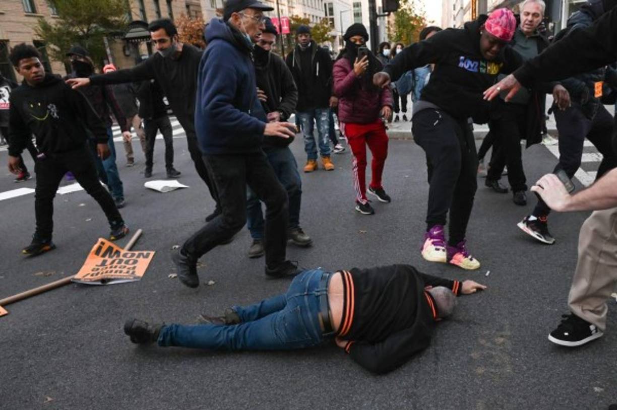 Momentos de tensión se vivieron en el centro de Washington tras violentos altercados entre seguidores y detractores del presidente saliente de EEUU, Donald Trump, que, según medios locales, dejan diez detenidos y un herido por apuñalamiento, después de una marcha multitudinaria de sus simpatizantes el sábado.<br/>