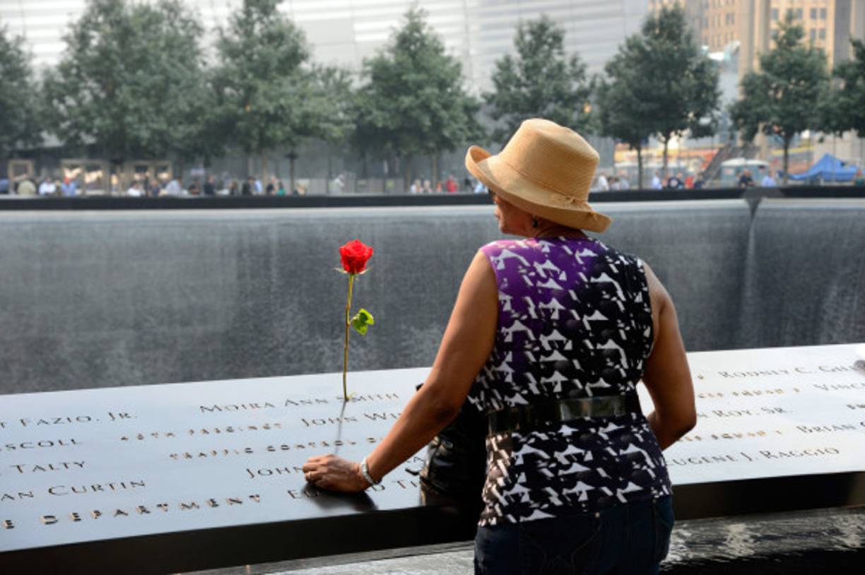 Una mujer frente al memorial de las víctimas de los ataques a las Torres Gemelas en NUeva York.