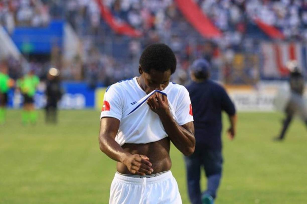 Dabirson Castillo: El defensor de 21 años de edad sería uno de los jugadores que no seguiría en el Olimpia en la próxima campaña.