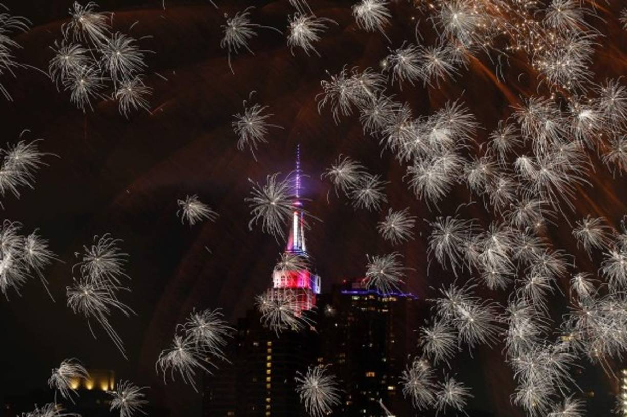 Los fuegos artificiales se lanzaron en Nueva York desde cinco embarcaciones situadas en el East River a las 9.30 pm hora local, despertaron los suspiros y las exclamaciones de los espectadores con sorpresas como caritas sonrientes, esferas bicolor y enormes palmeras doradas.