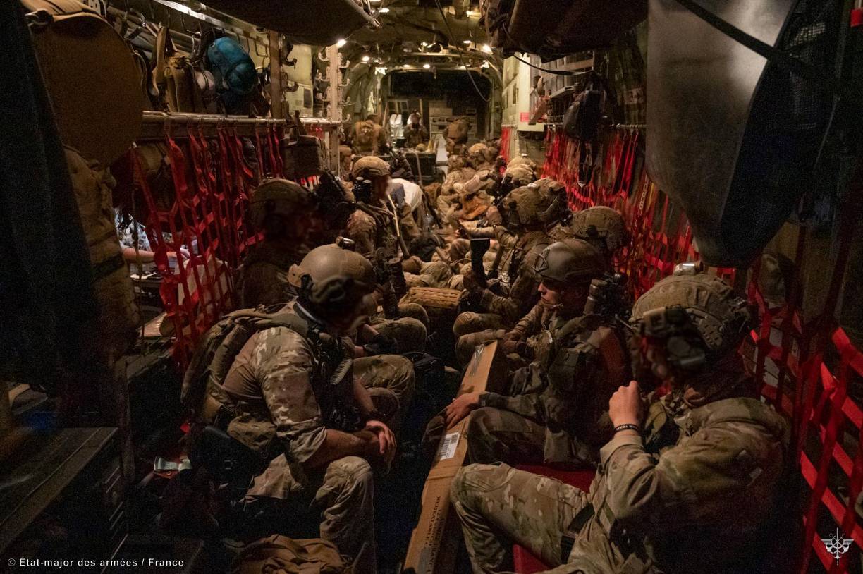 Estados Unidos evacuó en helicópteros a su personal diplomático, menos de 100 personas.