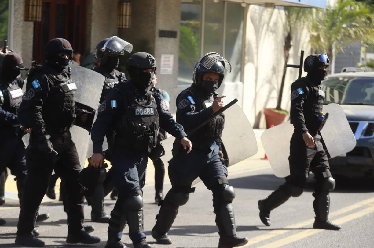 Policías especiales Cobras caminan por el centro de la ciudad para evitar los saqueos. 