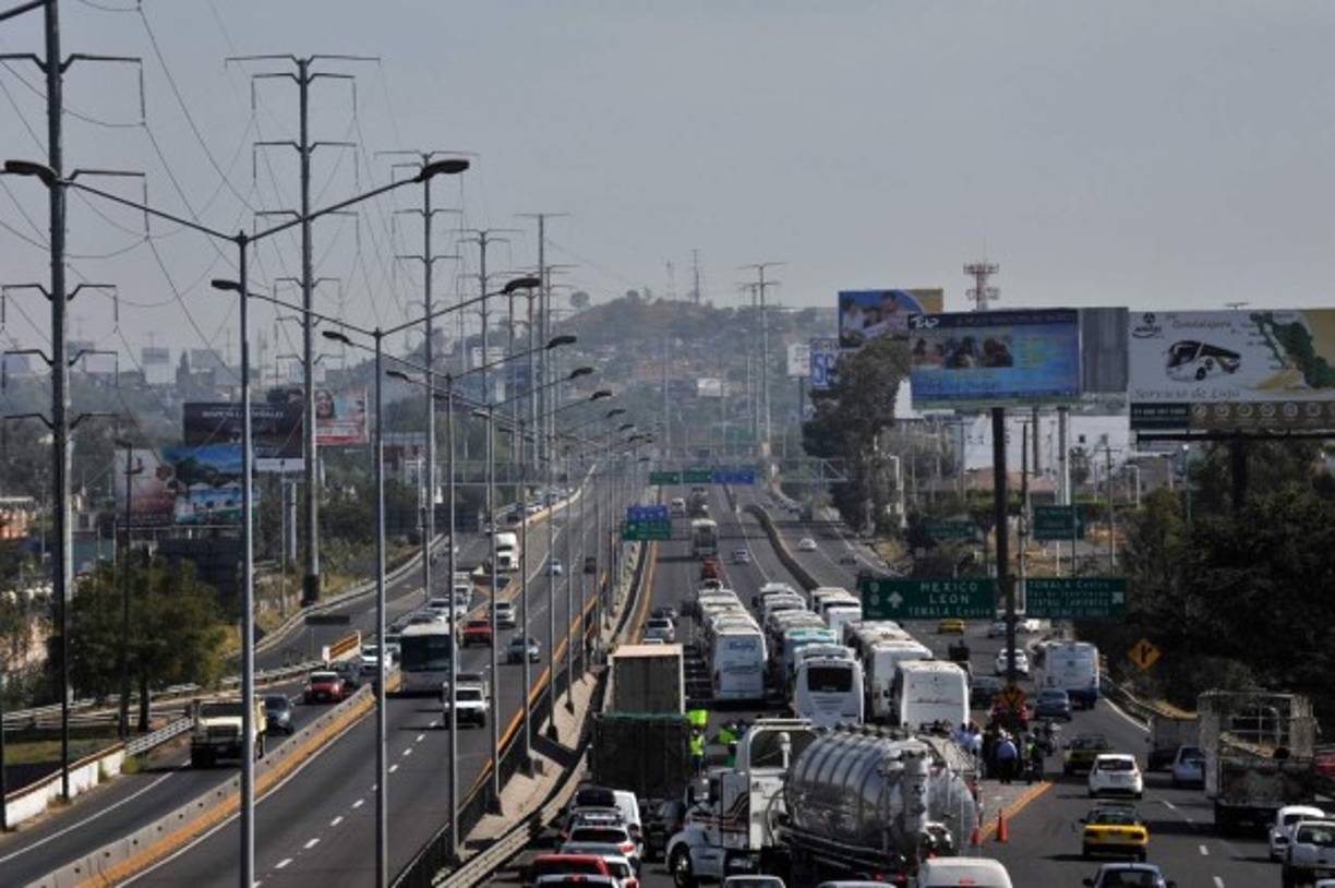 También, cientos de personas cerraron hoy en la fronteriza Ciudad Juárez uno de los puentes que conectan a esta norteña urbe mexicana con Texas (EUA), en una de las tantas protestas contra el aumento a los precios de las gasolinas.
