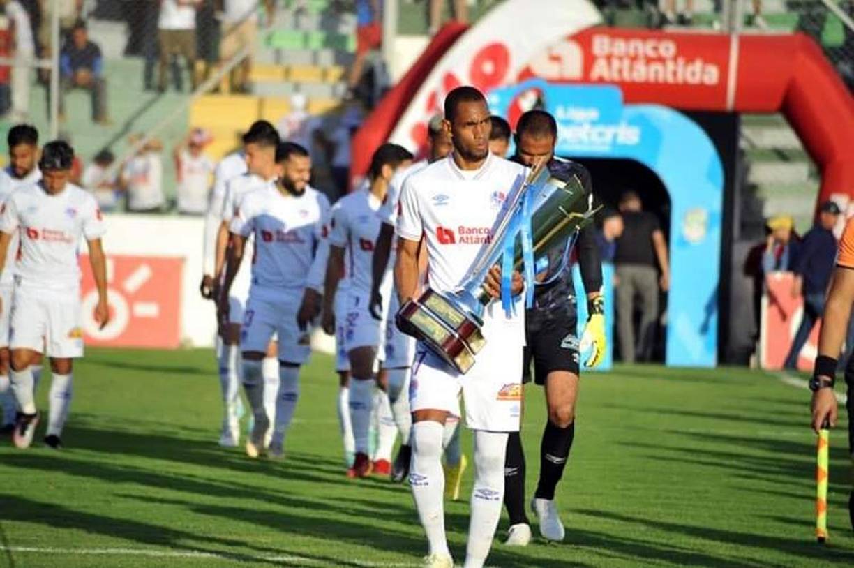 Jerry Bengtson salió a la cancha con la Copa invicta que ganaron en diciembre del año pasado.