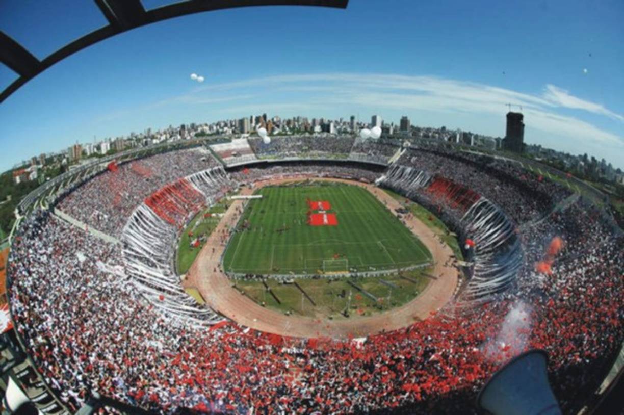 El otoñal domingo deparaba en el Estadio Monumental el Súper-Clásico argentino. Un River que ya penaba cuatro años sin títulos recibía la visita de un Boca Juniors que no era una tromba pero disfrutaba de un presente más alentador que el de sus 'primos'. Los minutos se expiraron y el marcador no se abrió, el 0-0 despertó el enojo de los hinchas locales y el disfrute de los visitantes, que como de costumbre empezaron a retirarse no bien terminado el encuentro mientras, los de River debían esperar al menos 30 minutos. Las versiones se cruzan pero lo cierto es que el horror se produjo. Algunos aseguran que por el enojo del empate parte de la barra-brava de River salió antes del estadio y se dirigió hacia la puerta Nº 12, sector de ingreso y egreso de los visitantes, para cerrarla. Otros aseguran que la puerta siempre estuvo abierta solo que en ese momento se trabo.