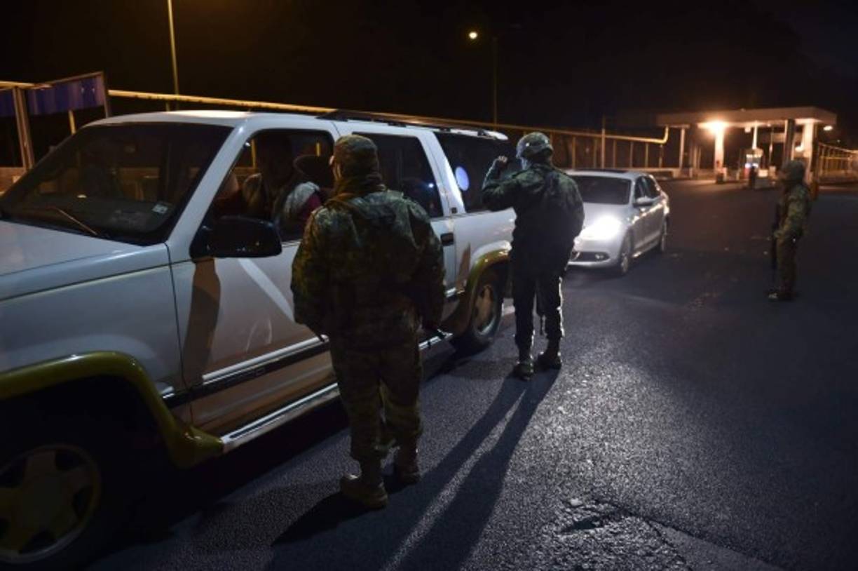 Elementos de la Marina inspeccionan los autos en las salidas de los pueblos donde, según las autoridades mexicanas, las fuerzas de seguridad tienen acorralado al narcotraficante más buscado del mundo.