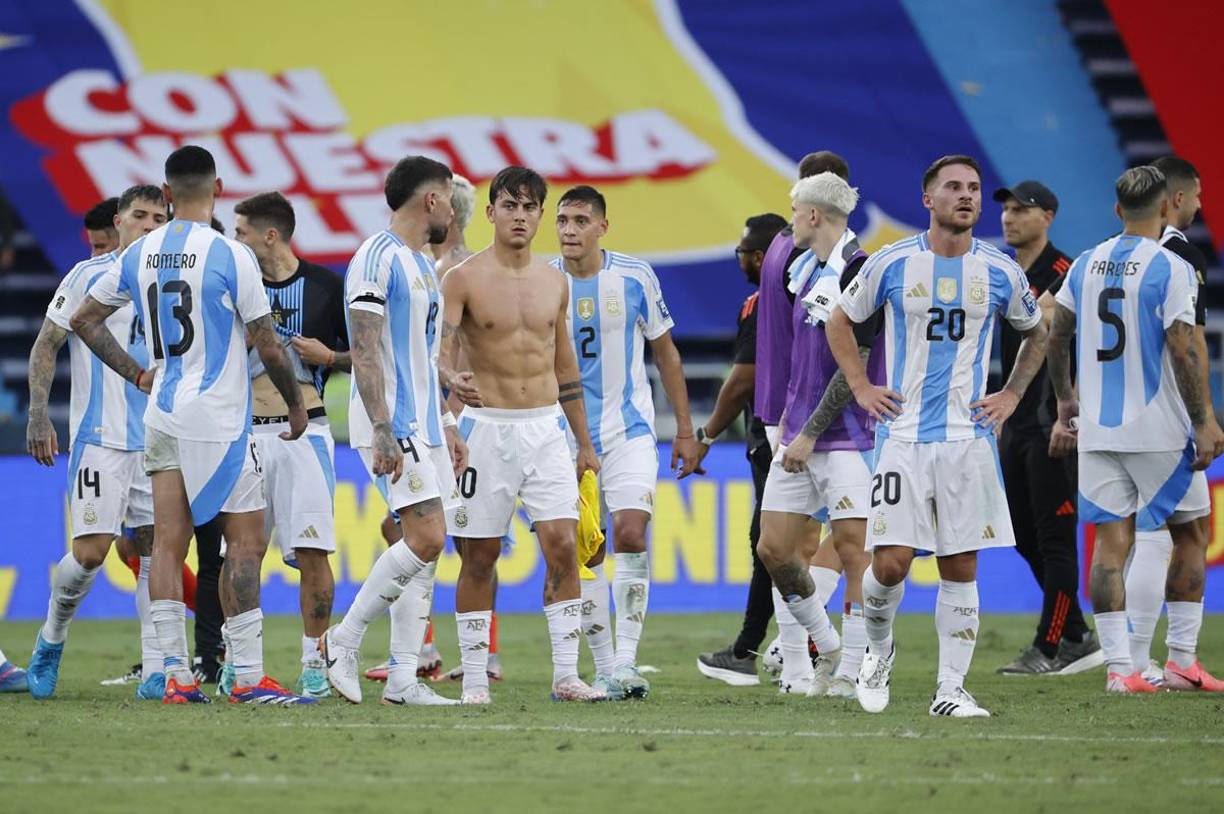 La tristeza de los jugadores de Argentina tras la derrota contra Colombia en las eliminatorias sudamericanas.