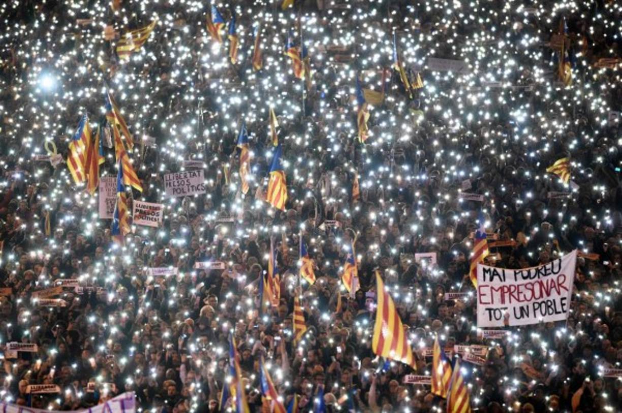 Miles de catalanes salieron a las calles a exigir la liberación de los líderes independentistas encarcelados tras el fracaso de la secesión.