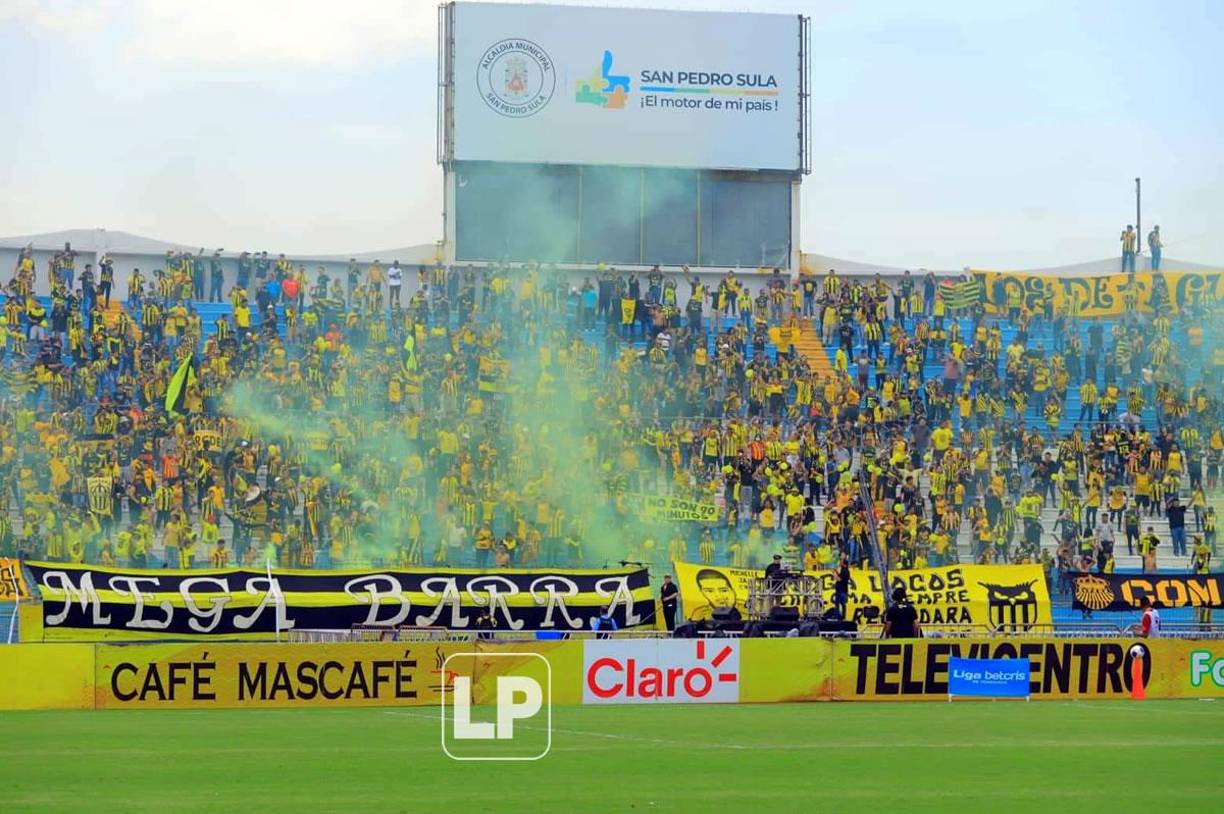 La Mega Barra puso el color en el inicio del partido, después todo fue un caos en el estadio Olímpico.