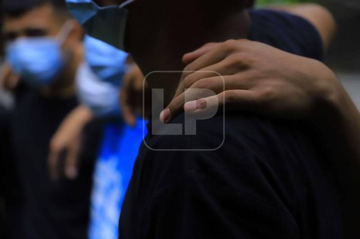 José (nombre ficticio), de 16 años, pronuncia con emoción que aprendió a hacer mesas y está satisfecho con las enseñanzas del abuelo (don Julio).