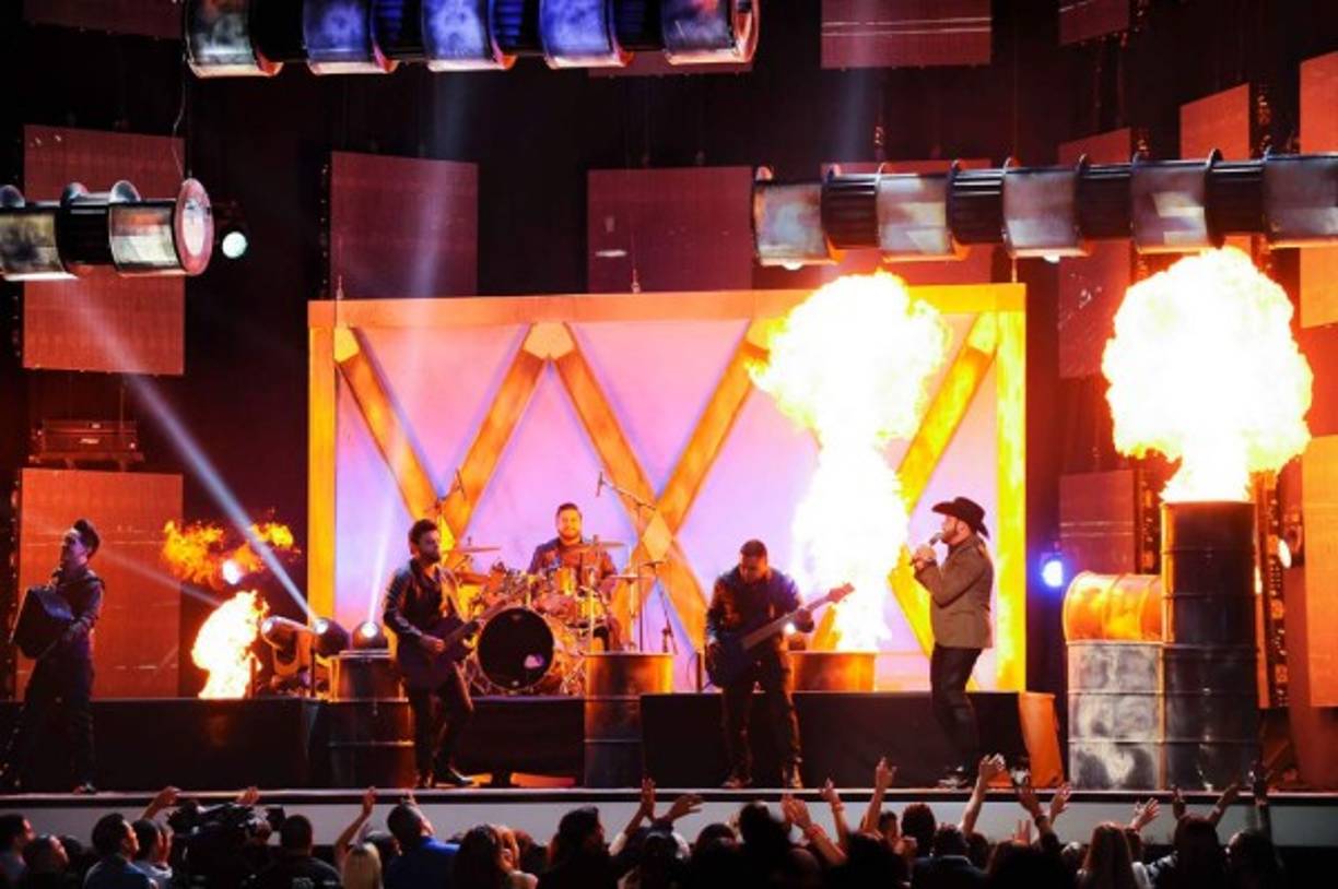 Gerardo Ortiz, conocido como el hijo de Sinaloa tuvo una excelente presentación con un fascinante espectáculo de fuego.