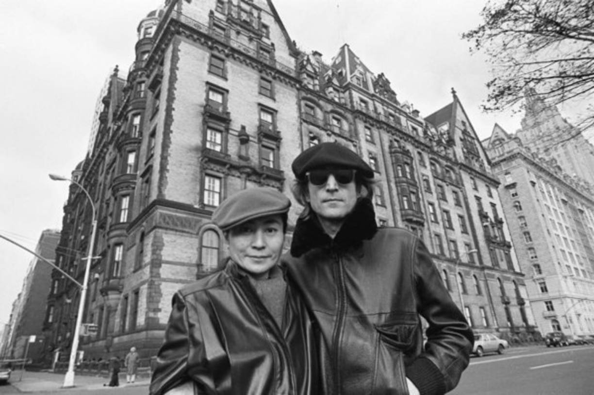 Además, Ono es una prodigiosa inversionista en bienes raíces que, desde su matrimonio con Lennon en 1969, comenzó a acumular un pequeño imperio de propiedades que abarcaban la ciudad de Nueva York, el valle de Hudson, los Hamptons, Palm Beach, Irlanda e Inglaterra.