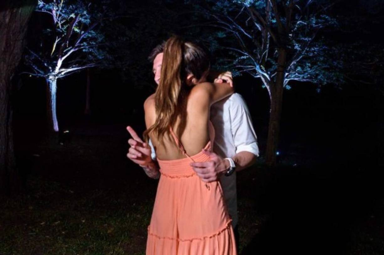 Ella es la prima de Lucas Scaglia, uno de los mejores amigos de la infancia del capitán albiceleste y, por entonces, compañero de este en las infantiles de Newell’s Old Boys.