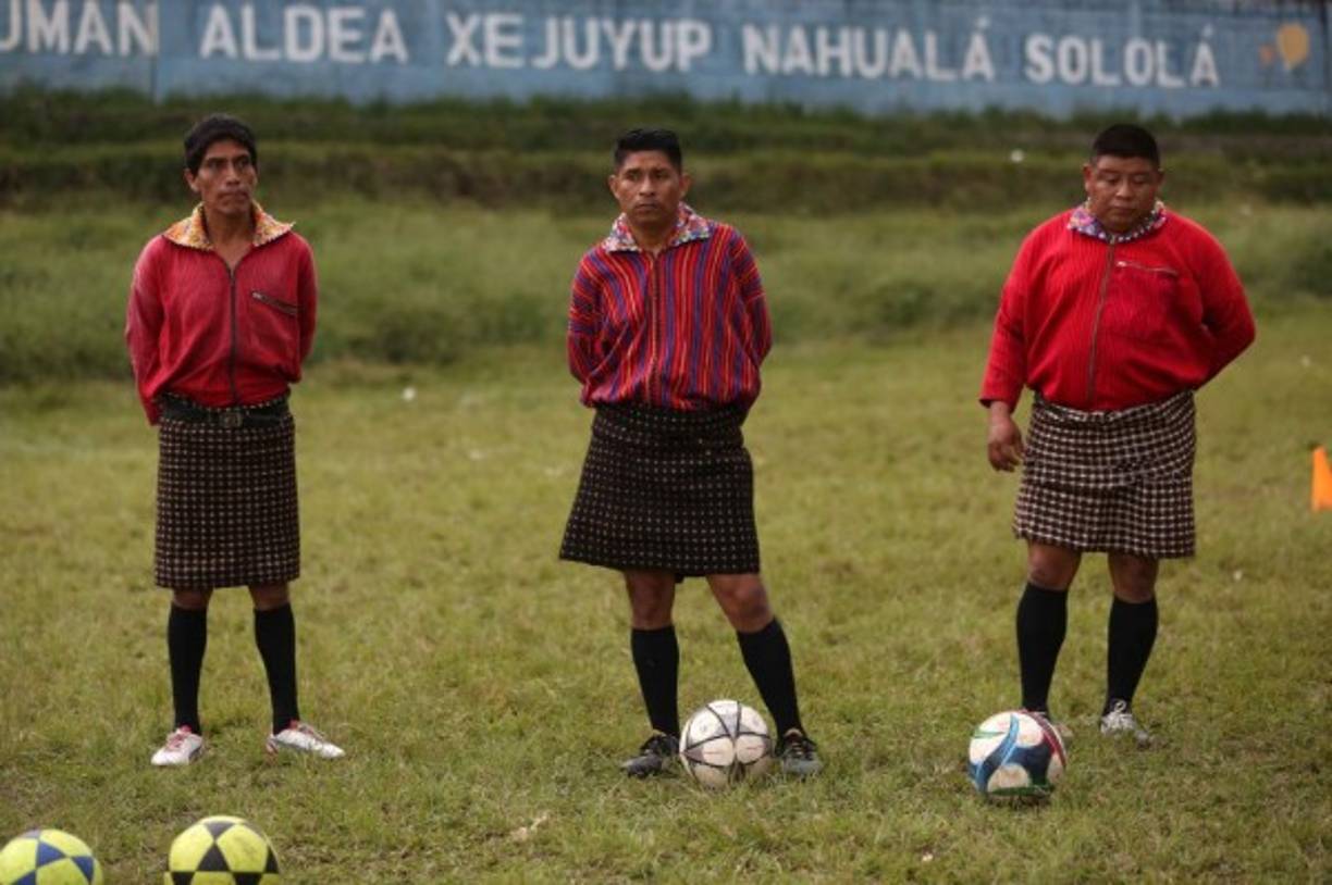 Tiene más de 34 años de historia y es único en la región: la equipación incluye una especie de falda para los hombres llamada 'coxtar' o rodillera. Foto EFE/ Esteba Biba.