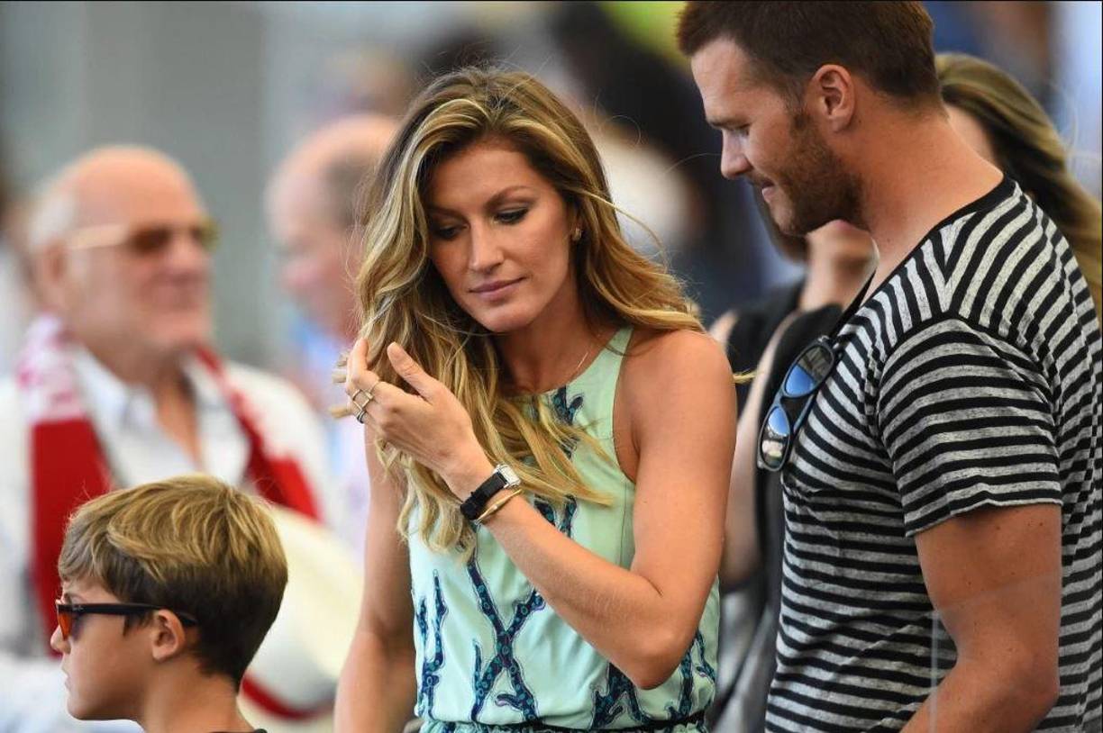 “Recientemente, mi esposa y yo hemos finalizado nuestro divorcio después de 13 años de matrimonio”, explicó Brady, de 45 años, en un comunicado publicado en Instagram. “Llegamos a esta decisión de forma amigable y con gratitud por el tiempo que pasamos juntos. Fuimos bendecidos con hijos hermosos y maravillosos (Benjashow min y Vivian) que continuarán siendo el centro de nuestro mundo en todos los sentidos. Continuaremos trabajando juntos como padres para asegurarnos siempre de que reciben el amor y la atención que merecen”, añadió el quarterback de los Tampa Bay Buccaneers