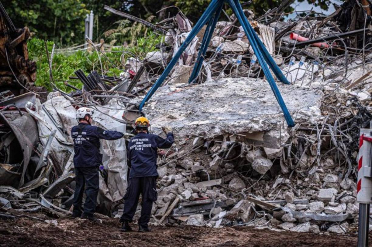 Los rescatistas, que oyen ruidos que emanan de los escombros pero no están seguros de que sean humanos, hicieron un túnel bajo el aparcamiento inundado del edificio para intentar llegar a posibles supervivientes.