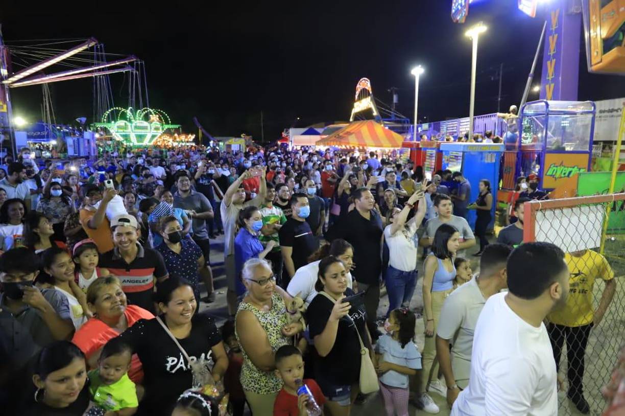Así disfrutan los sampedranos de los juegos mecánicos en la Feria Juniana
