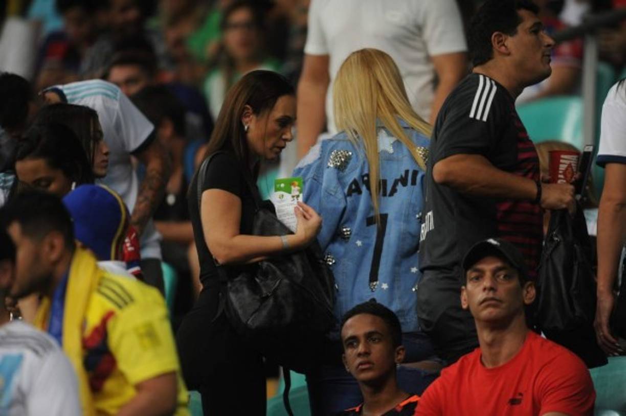 Daniela Rendón es la fiel compañera de Franco Armani lo acompaña a todos lados. Y la Copa América no ha sido la excepción. La hermosa joven llamó la atención con su look original, con una chaqueta portando el número 1 en su espalda y el nombre de su pareja.