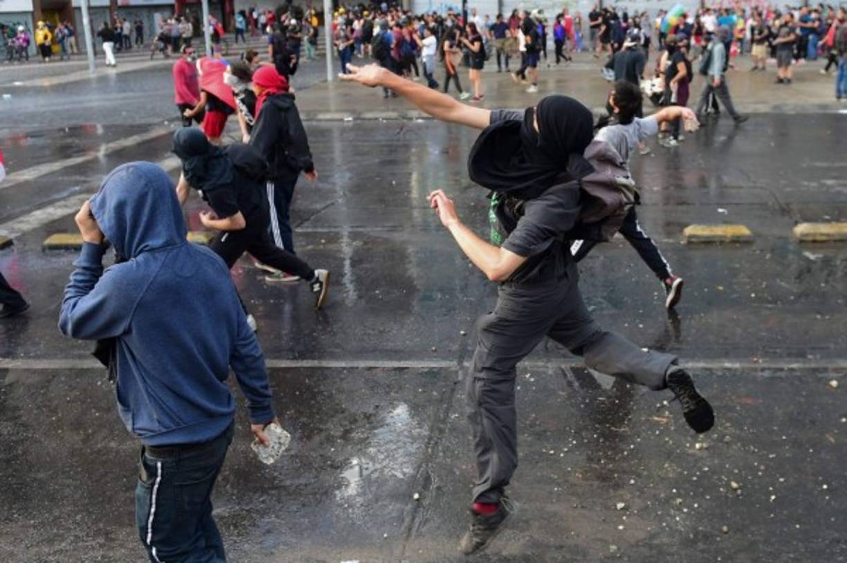 Otra gran pancarta solicitaba 'asamblea constituyente' para redactar una nueva Constitución que reemplaza la Carta Magna de la dictadura que rige en Chile desde 1980 y a la que los manifestantes culpan del modelo económico neoliberal que ha agudizado la desigualdad entre las distintas clases sociales.