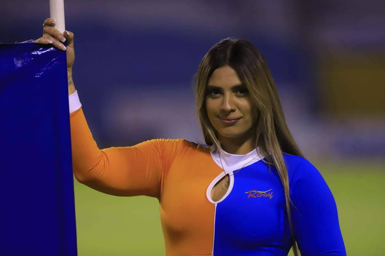 Otra guapa chica edecán que se paseó por la cancha del estadio Olímpico.