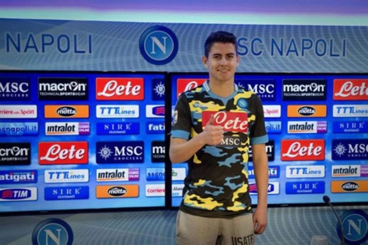 Camiseta del Napoli 2014-15. La tercera camiseta de Napoli hecha por Macron ingresa en esta desagradable lista. Con esta casaca dejaron claro que cada partido lo enfrentarían como una 'guerra' y por ello al estilo camuflaje militar.