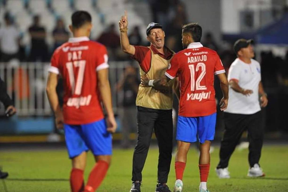 Pedro Troglio entró al campo al final del partido y se le vio muy enfadado, hasta el punto que tuvo que detenerlo su jugador Gabriel Araújo.