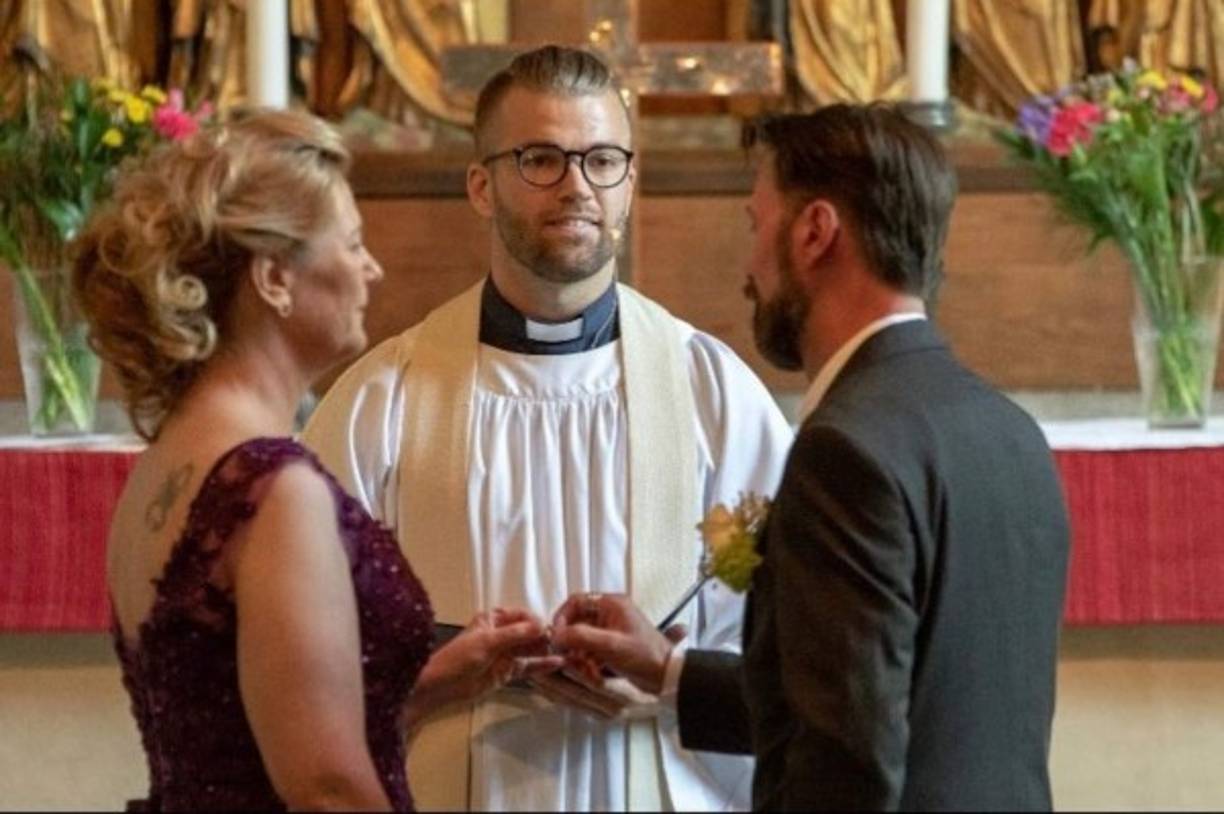 En sus redes el atractivo cura, que ya está siendo comparado con Chris Hemsworth, se ve como este alterna sus rutinas de ejercicio con su rol religioso.<br/>