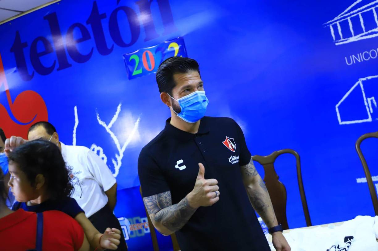 El entrenador Benjamín Mora del Atlas estuvo presente en el evento.