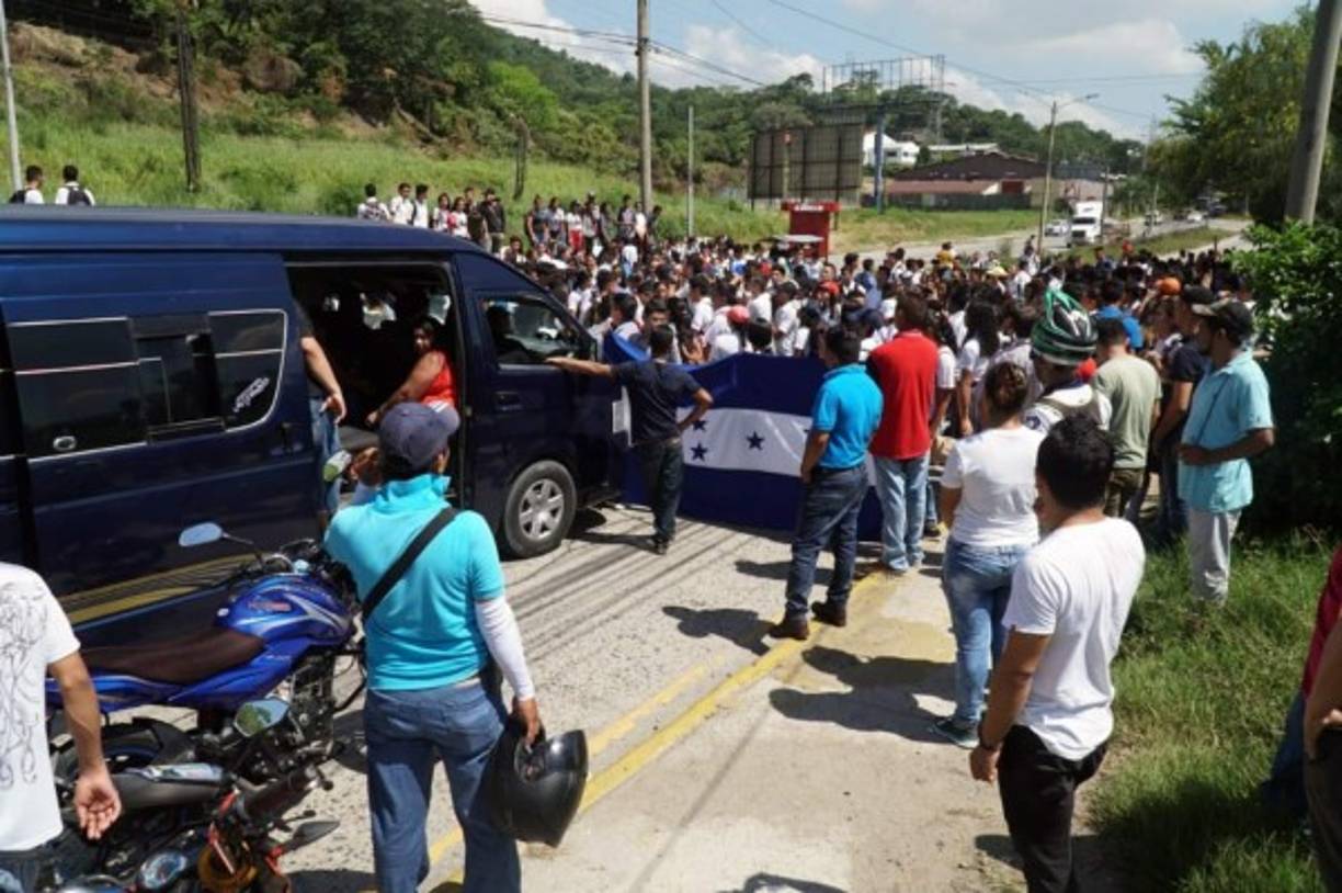 El nurtrido grupo de estudiantes se armó con una bandera para realizar su protesta.
