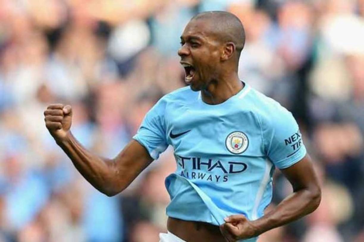 Fernandinho: Centrocampista brasileño de 34 años de edad.