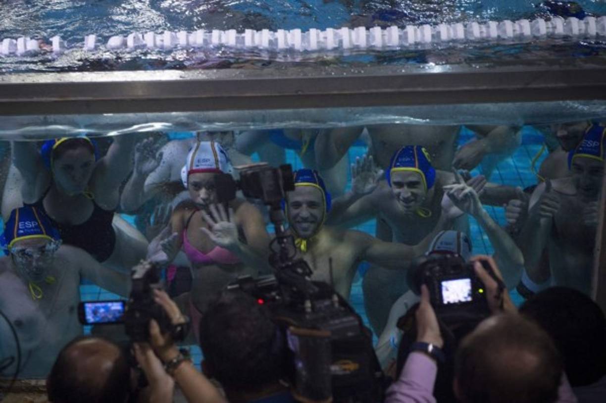 WATERPOLO. Encerrados en la bañera. Los jugadores de la selección española de waterpolo clasificada a Río 2016 posan para los medios durante una clase magistral en la presentación del Waterpolo Media Day, acto en el que la selección compartió su experiencia. Foto: EFE/Luca Piergiovanni