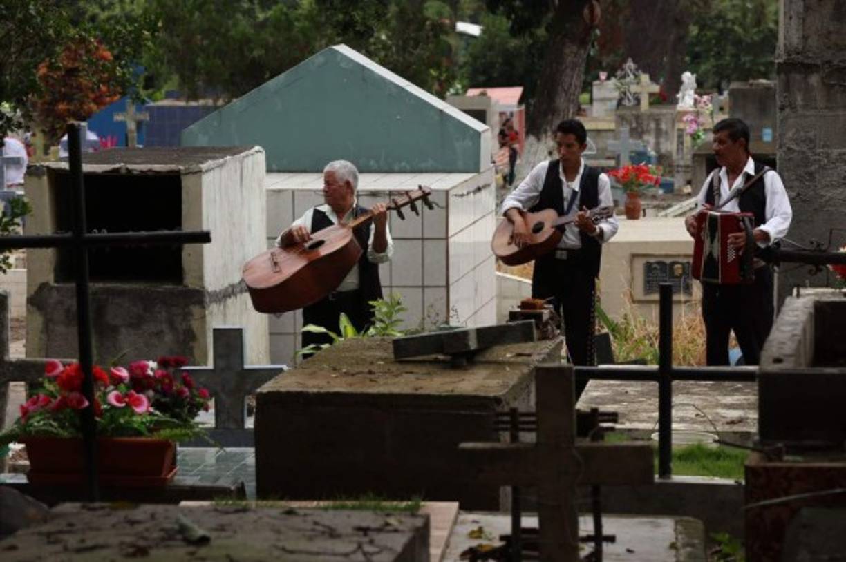 Este año incluso han llegado varios hondureños que viven en el exterior, como en Estados Unidos, para colocar ofrendas florales a la tumba de sus padres u otro familiar.<br/>