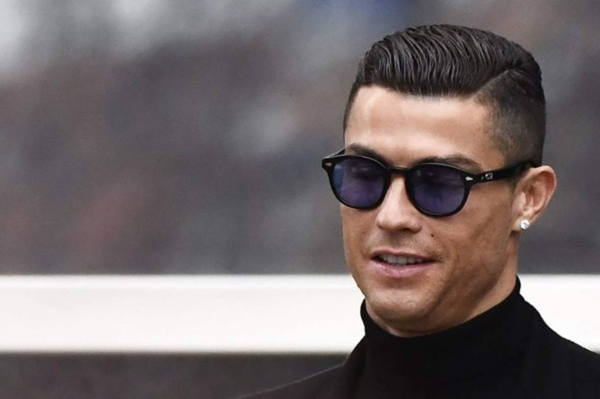 Sin poder evitar al centenar de periodistas presentes instalados en las escaleras en la entrada del tribunal, CR7 apenas dijo un 'muy bien' a aquellos que le preguntaron cómo había ido.