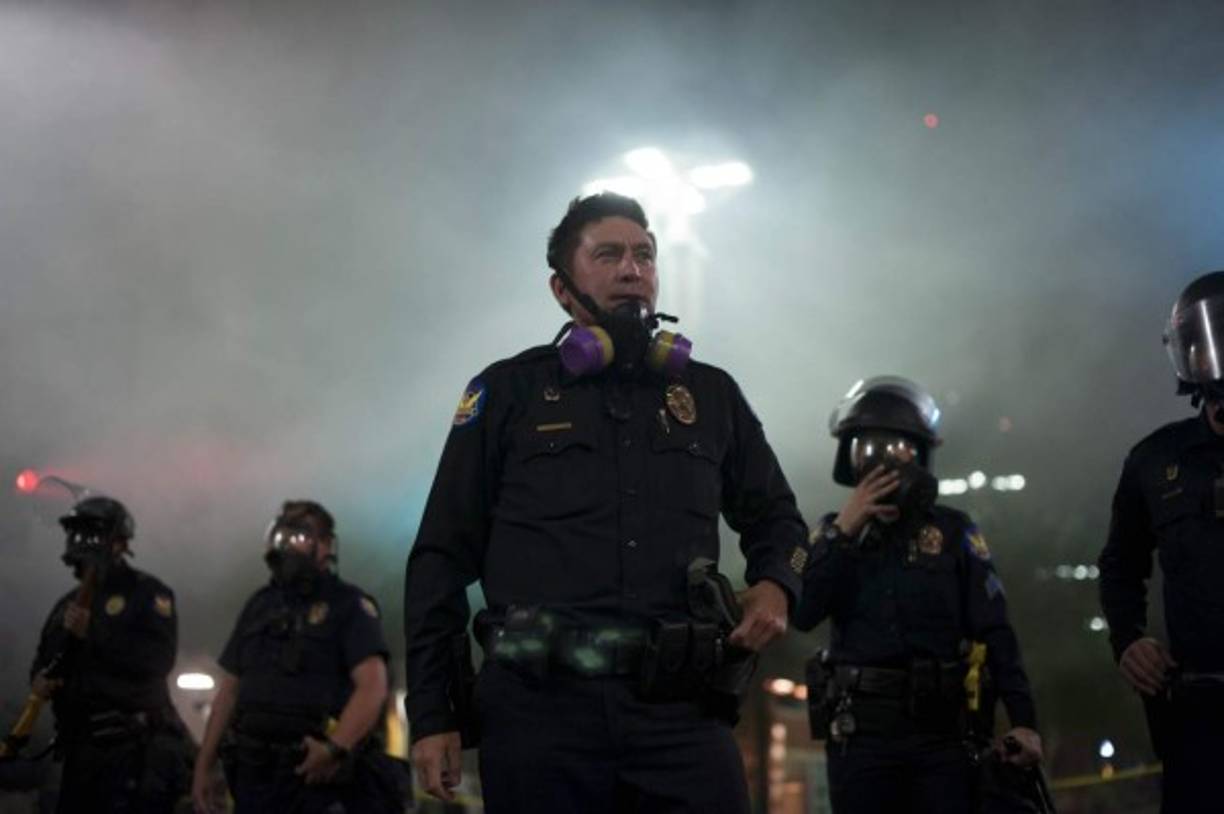 Jonathan Howard, un portavoz de la policía, dijo que hubo conco arrestos y que los manifestantes habían arrojado piedras, botellas y gases contra los uniformados.