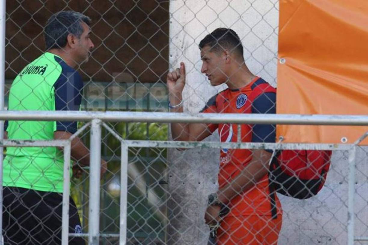 El entrenador y el arquero se encararon en la Villa Olímpica.