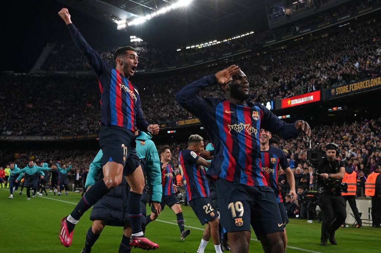 El Barcelona acaricia el título liguero tras remontar y ganar 2-1 al Real Madrid por la 26ª jornada de la Liga, que lideran los azulgranas con doce puntos de ventaja sobre los merengues.