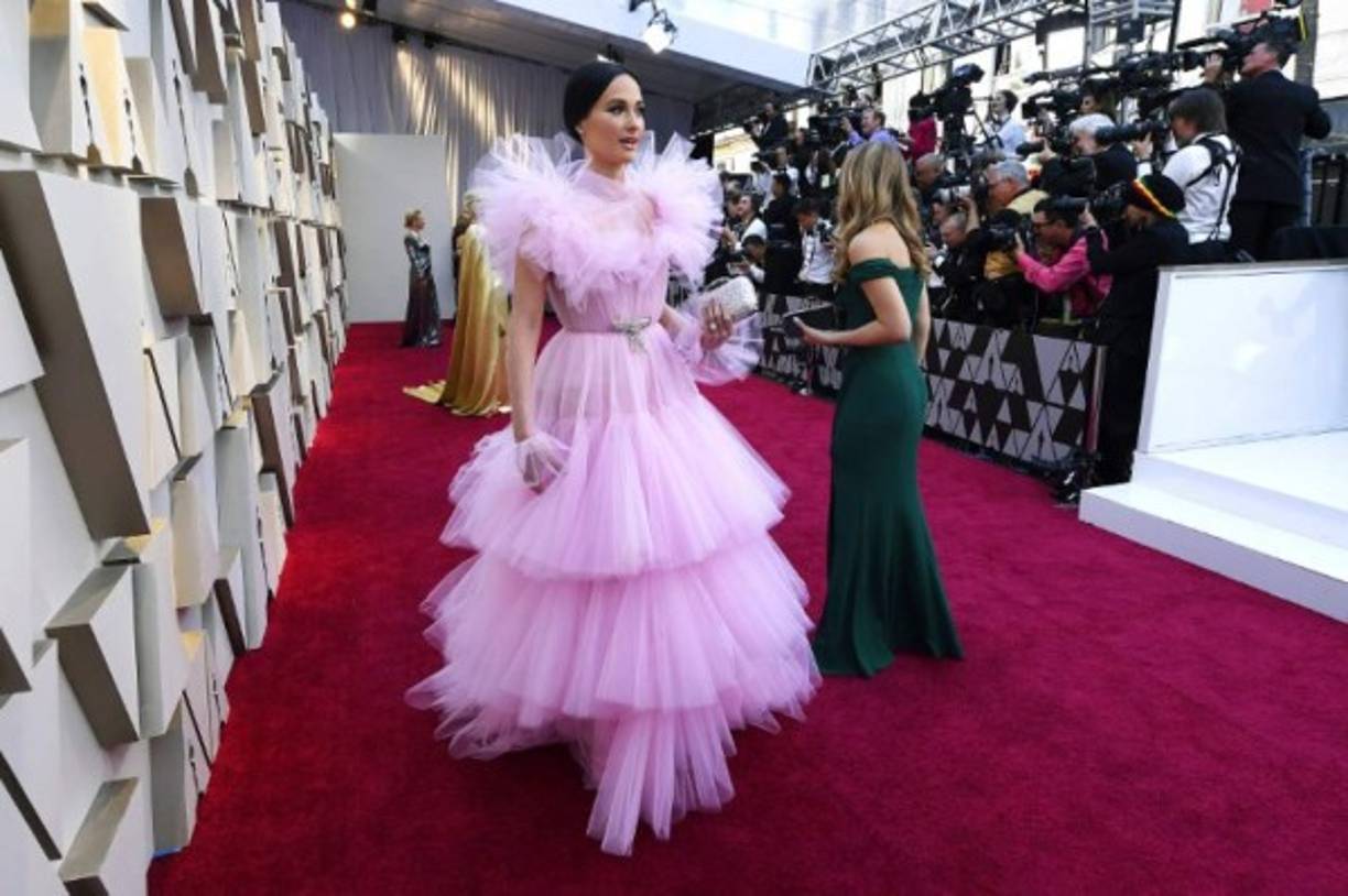 La cantante de música country Kacey Musgraves desilusionó con un vestido color rosa rodeado de tutu arriba y abajo.