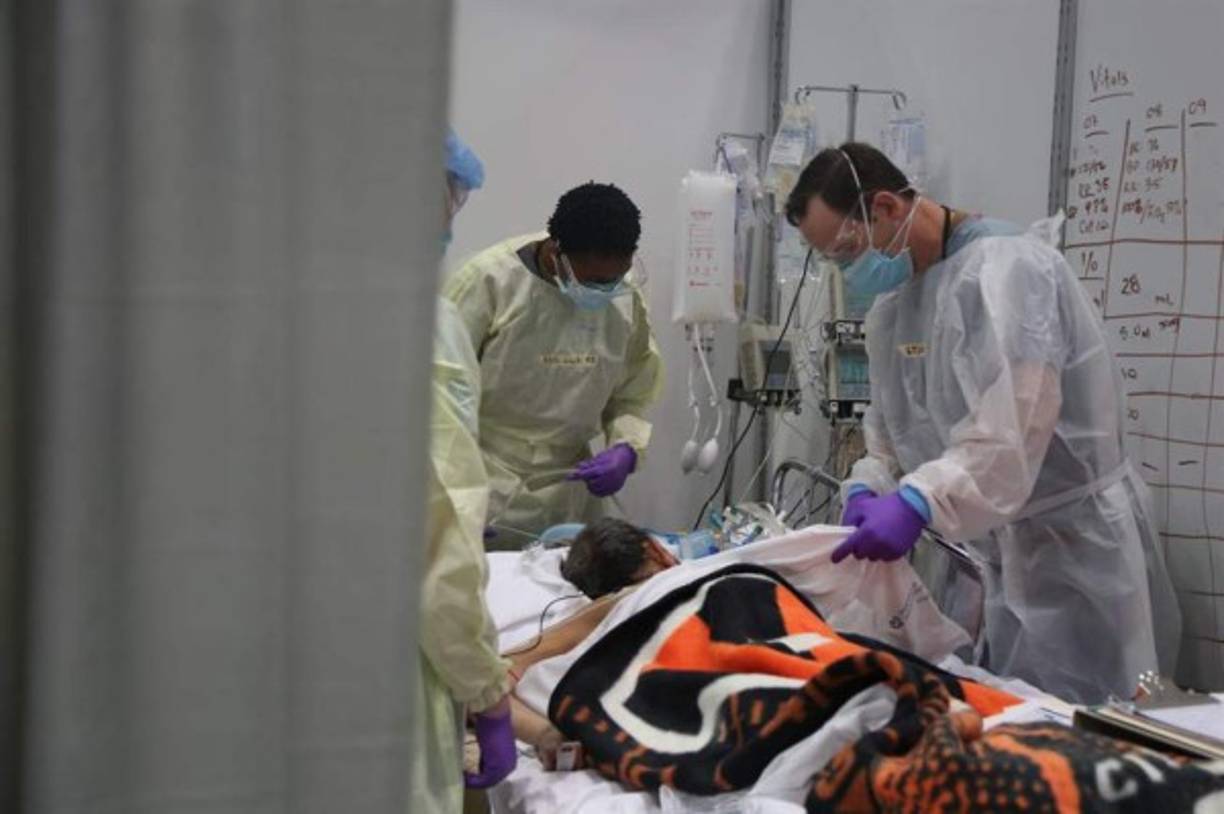 Los síntomas del coronavirus incluyen tos seca, fiebre, neumonía, los mismos presentados por la gripe española en 1918.