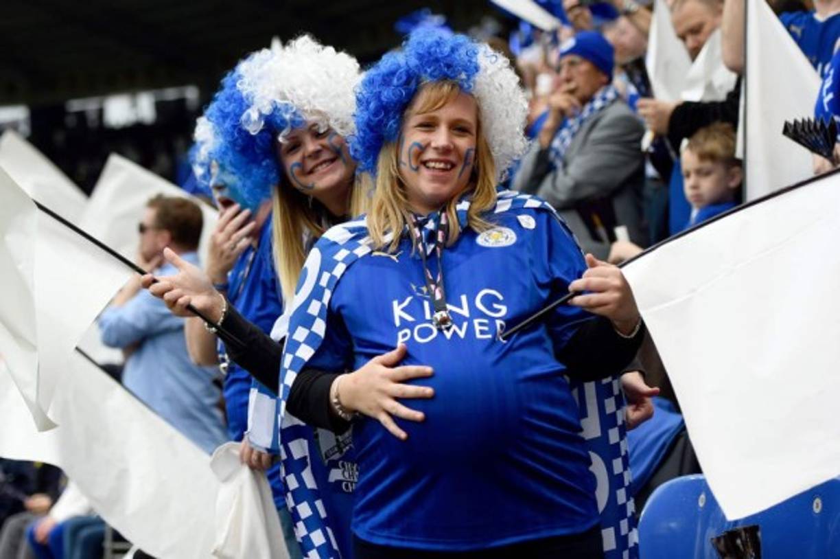 Estar embarazada no le impidió a esta mujer festejar en el estadio.