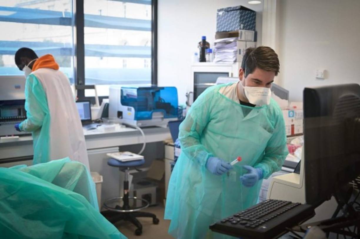 Medical staff from the IHU (Institut Hospitalo-Universitaire) Mediterranee Infection Institute are at work in the laboratory to analyse samples on the possible presence of the COVID-19 on 26 February 26, 2020 in Marseille. - The Mediterranee infection Institute in Marseille based in La Timone Hospital is at the forefront of the prevention against coronavirus in France. (Photo by GERARD JULIEN / AFP)