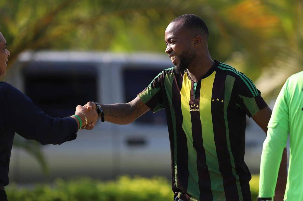 Gerson Chávez, mediocampista que jugó el torneo pasado con el Vida, saludando a Rolin Peña, vicepresidente del Marathón.