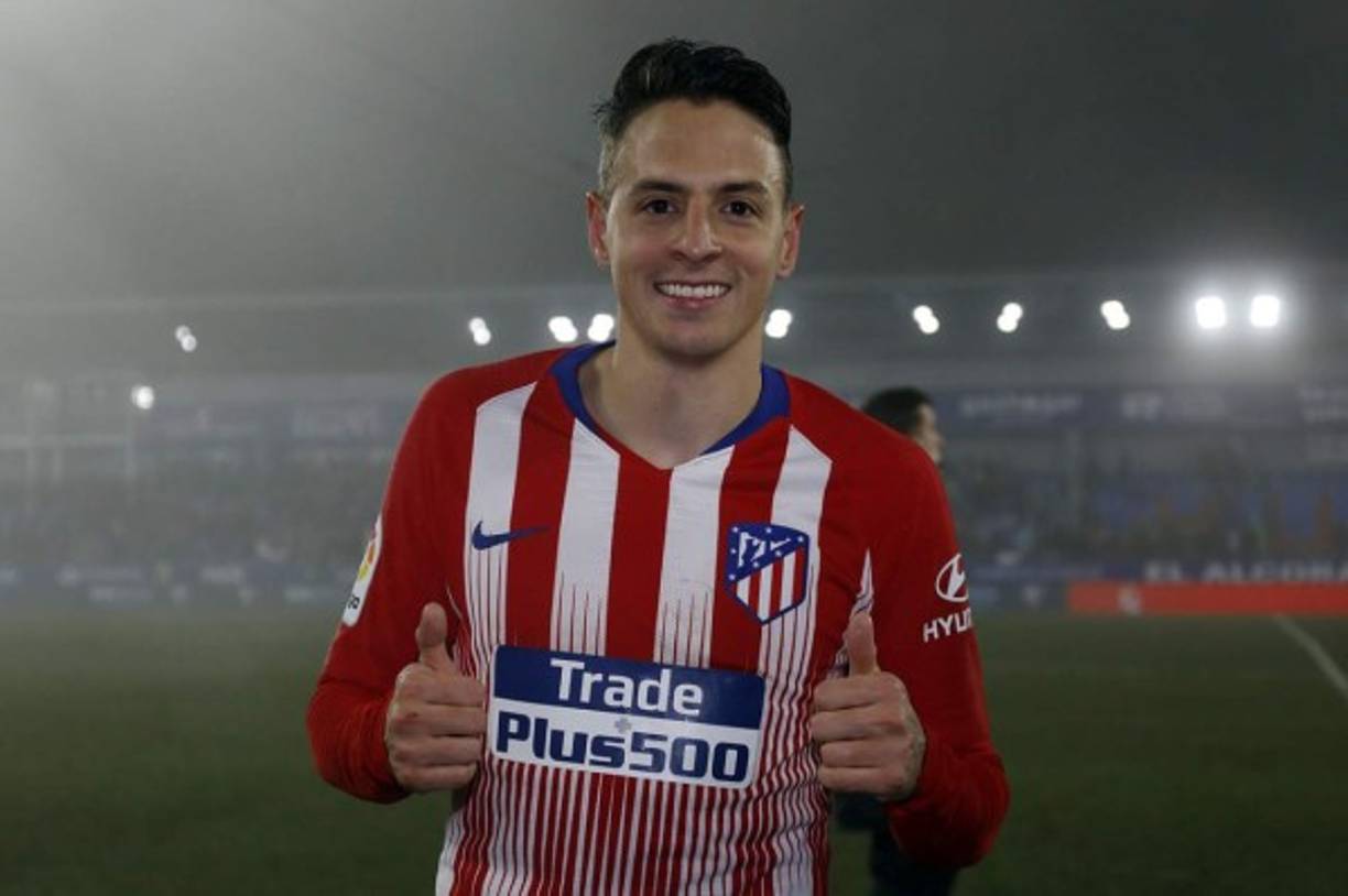 Santiago Arias puede ser una de las próximas bajas en el Atlético de Madrid. Su cláusula es de 40 millones y los rojiblancos intentarán sacar el mayor beneficio a un futbolista que llegó procedente del PSV por unos 10 kilos. El Napoli, que ya le quiso la pasada temporada, podría ser su destino.