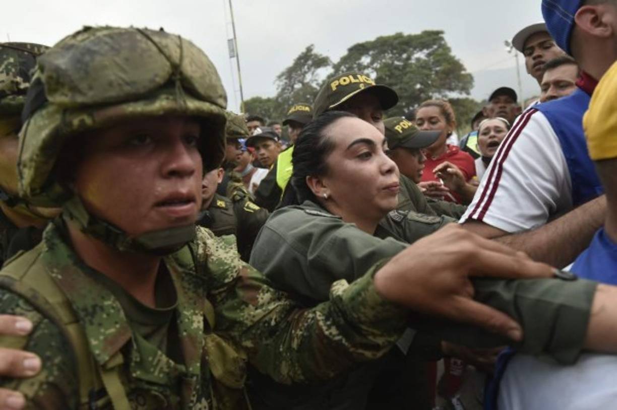 Las deserciones se producen en el marco de una frustrada operación internacional de entrega de ayuda humanitaria organizada por la oposición política a Maduro.
