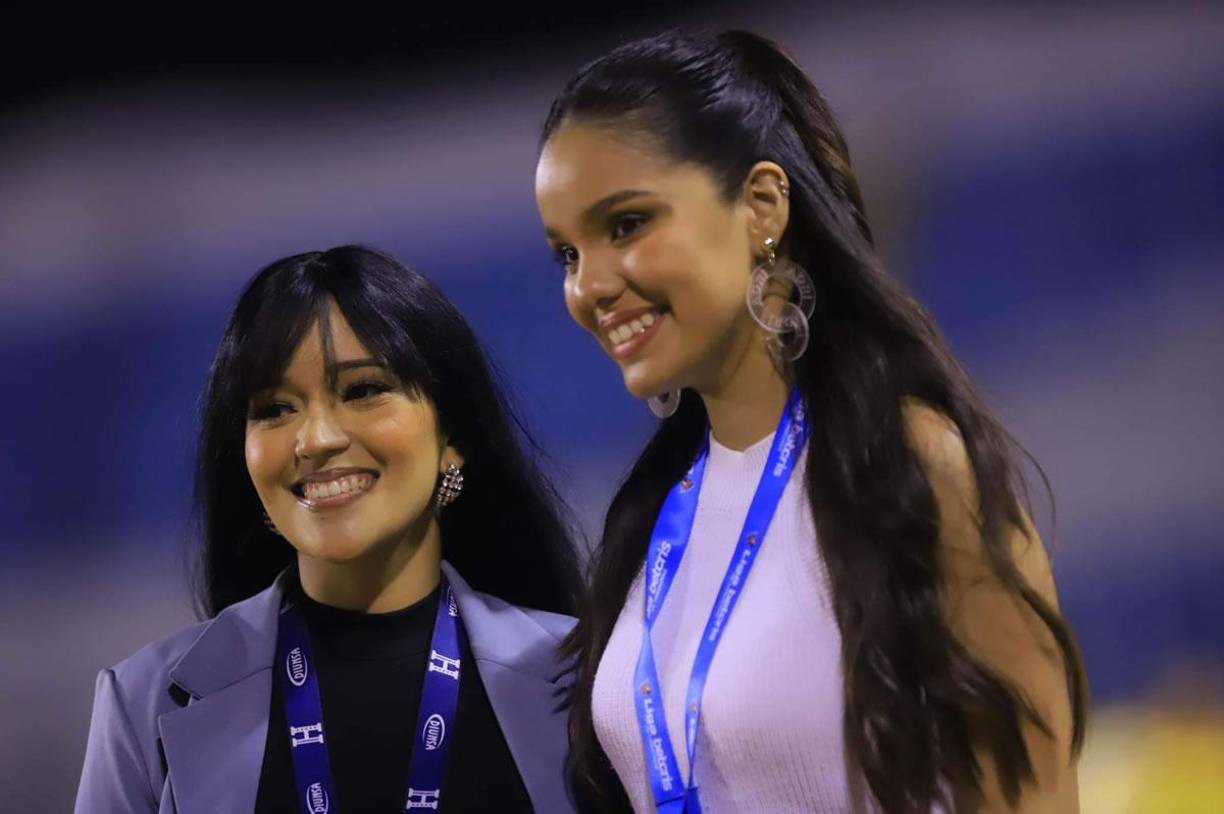 Las bellas jóvenes son Emma Ramos, periodista de Diario Diez, y Adriana Nicole, también comunicadora deportiva.