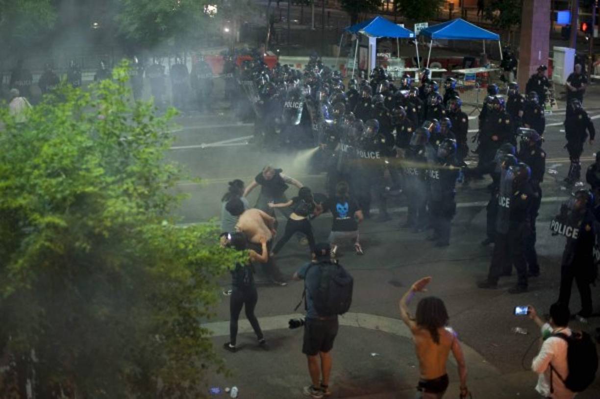La Policía de EUA lanzó gases lacrimógenos y granadas de humo contra decenas de manifestantes en Phoenix (Arizona) durante una protesta anti-Trump. Agentes antimotines sofocaron la protestas tras el discurso del presidente estadounidense, Donald Trump, en dicha localidad.