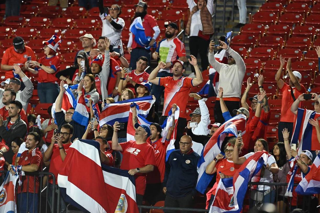 Un buen grupo de aficionados costarricenses se quedaron después del partido celebrando la clasificación a la Copa América 2024.